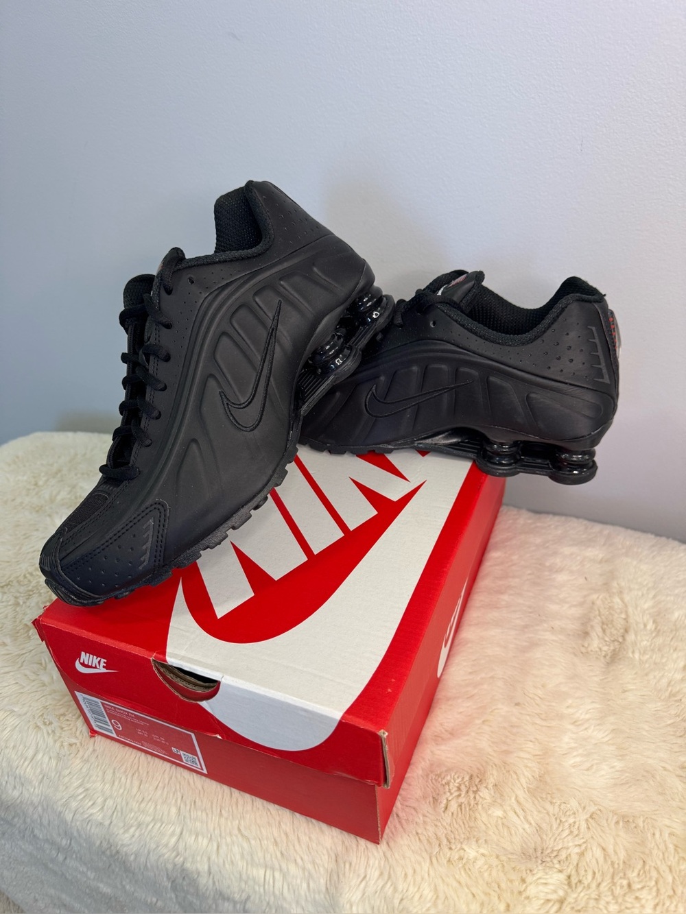 New 📦 Women’s Black Nike Shox R4 Size 9